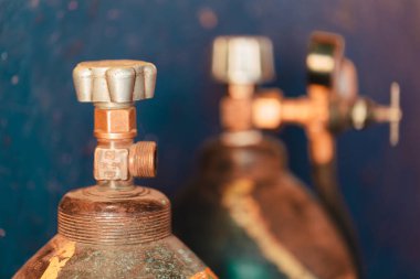 Bir garaj gaz silindir valfleri.