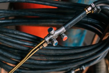 Bir garajda çalışma hortumlar.