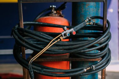 Bir garajda çalışma hortumlar.