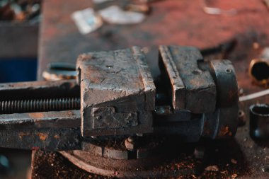 Garajda paslı Tezgah mengene.