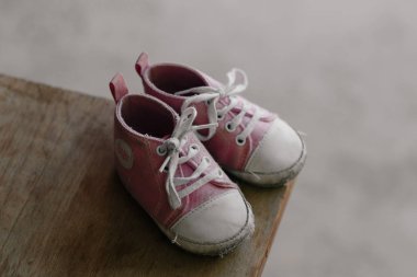 Eski bebek spor ayakkabı closeup fotoğraf.