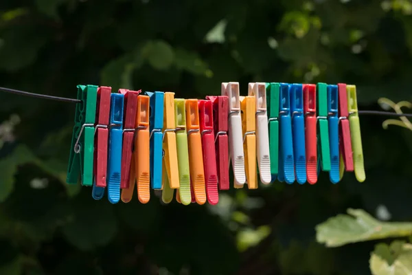 Groupe coloré de pinces à linge sur une corde . — Photo