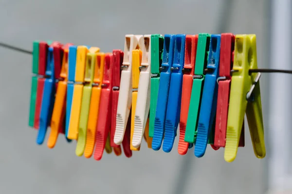 Colorido grupo de pinzas de ropa en una cuerda . — Foto de Stock