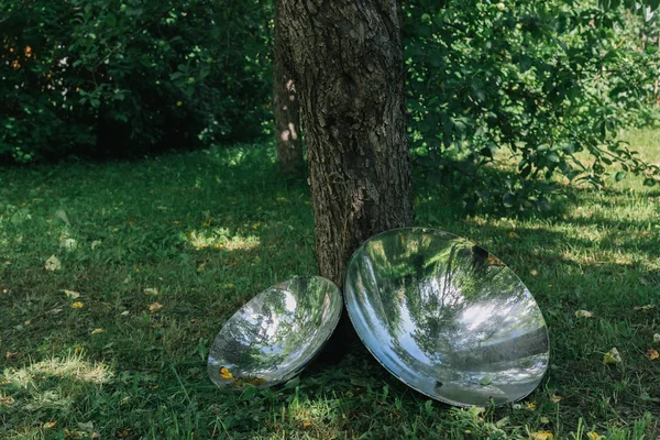 Grandi lastre metalliche sotto l'albero . — Foto Stock