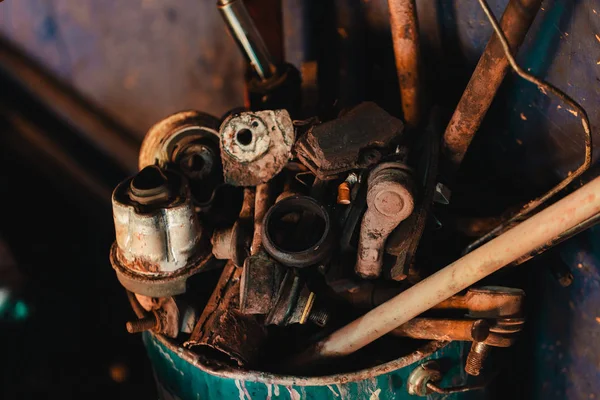 Starý a rezavý kovový koš auto dílně. — Stock fotografie