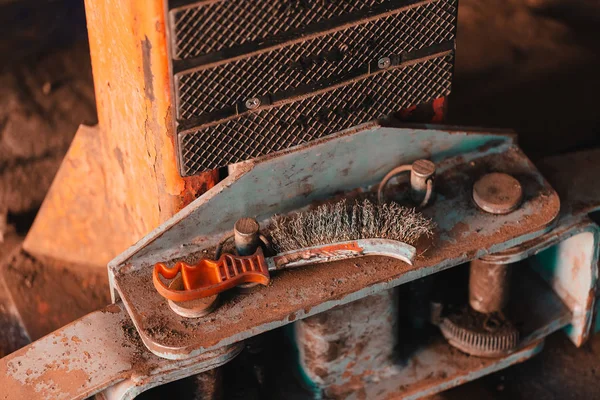 De metalen borstel gereedschap voor het slijpen van werken. — Stockfoto