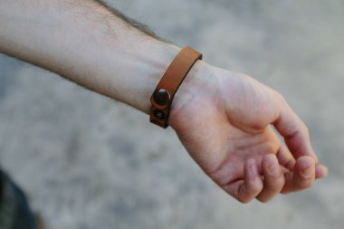 Kolundaki deri kayışı