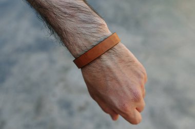 Kolundaki deri kayışı