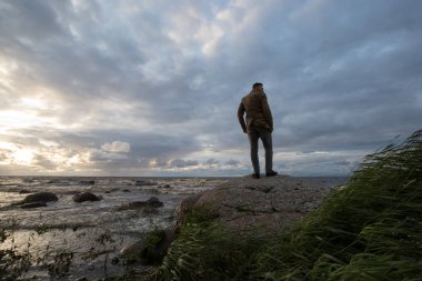 fırtınalı havalarda denizden adam