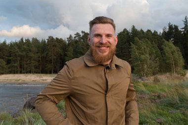 Doğada adam portresi bir gülümseyen Kızıl saçlı sakallı