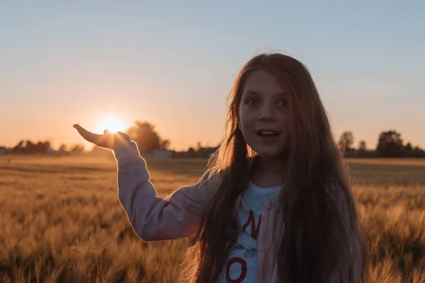 Girl teenager holds the sun with the palm of his hand. — Stock Photo, Image