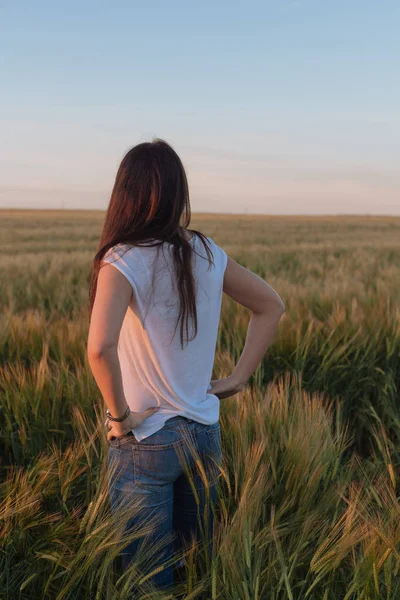 Beautiful girl in the field. — Stock Photo, Image