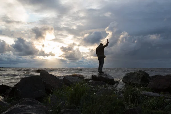 Mann am Meer bei stürmischem Wetter — Stockfoto