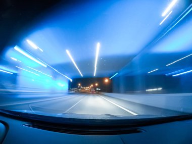 Geceleri araba hızlı.