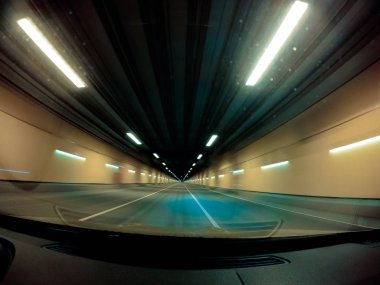 Geceleri araba hızlı.