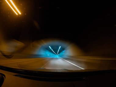 Geceleri araba hızlı.