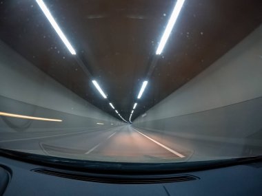 Geceleri araba hızlı.