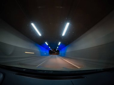 Geceleri araba hızlı.