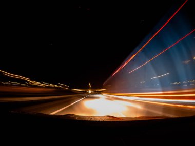 Geceleri araba hızlı.