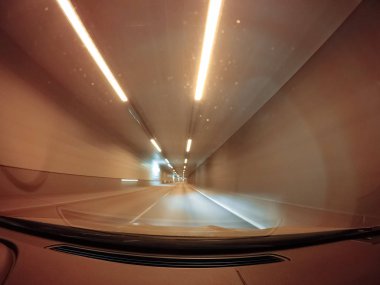 Geceleri araba hızlı.