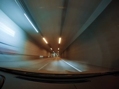 Geceleri araba hızlı.