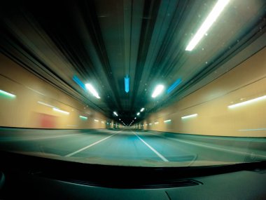 Geceleri araba hızlı.