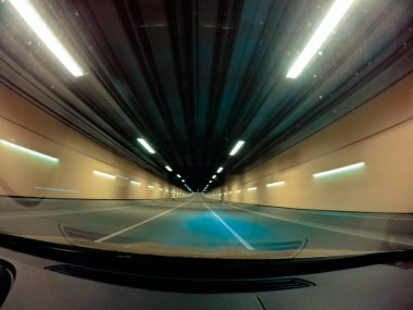 Geceleri araba hızlı.