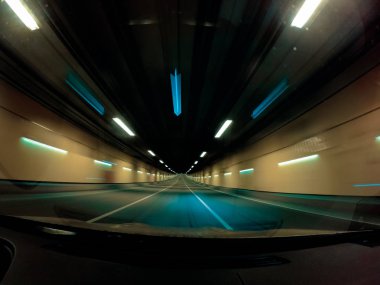 Geceleri araba hızlı.