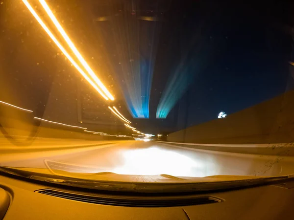 Schnelles Autofahren in der Nacht. — Stockfoto