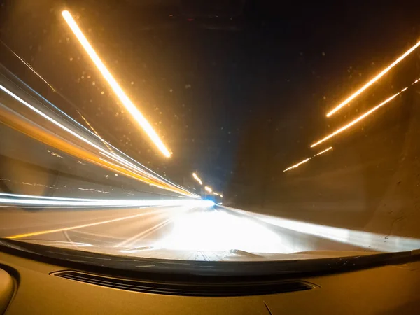 Schnelles Autofahren in der Nacht. — Stockfoto