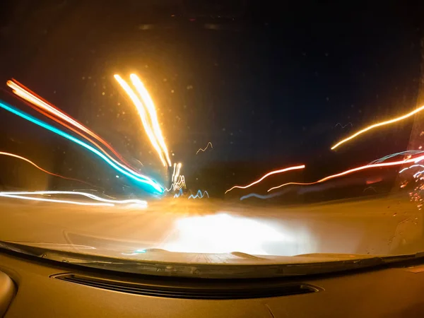 Schnelles Autofahren in der Nacht. — Stockfoto