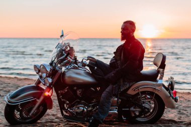 Motosiklet ve motosiklet. Açık havada fotoğraf.