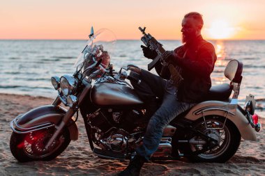 gün batımında sahilde tehlikeli motorcu