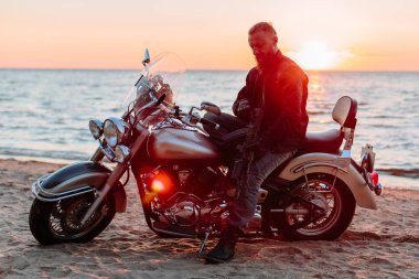 gün batımında sahilde tehlikeli motorcu