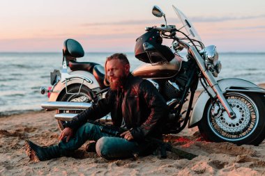 Motosiklet ve motosiklet. gün batımında deniz kıyısı