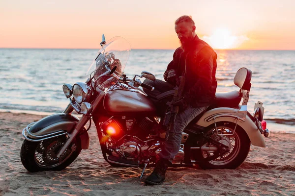 gün batımında sahilde tehlikeli motorcu