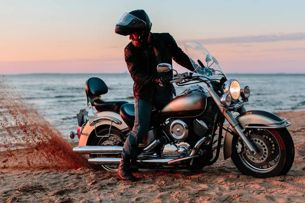 tekerlek motorcu plajda altından günbatımı kum