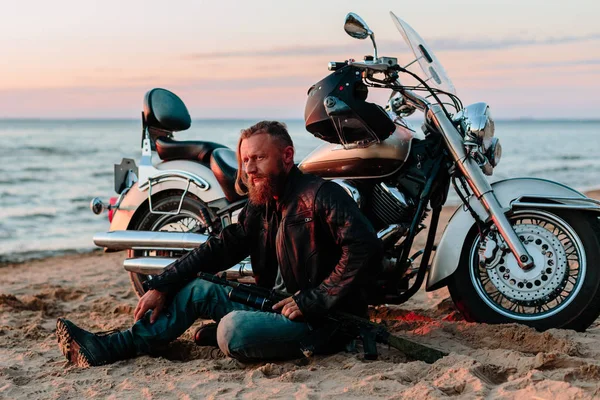 Motosiklet ve motosiklet. gün batımında deniz kıyısı