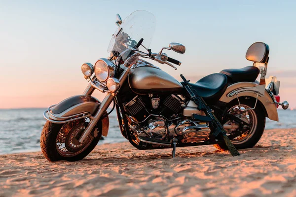 Motosiklet helikopter denize karşı.