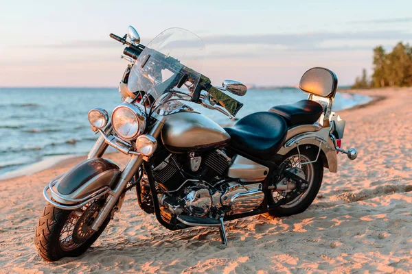 Motosiklet helikopter denize karşı.