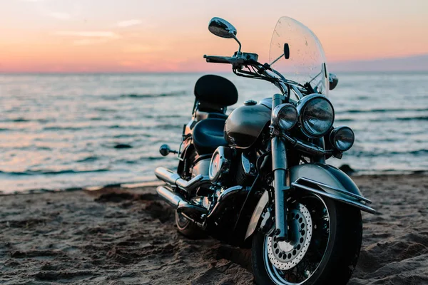 Motosiklet helikopter denize karşı.