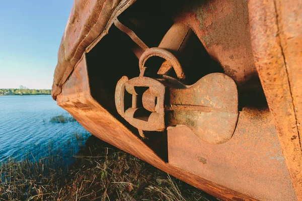 Oude roestige schip aan de rivieroever. — Stockfoto