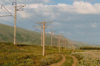 Güzel Ermenistan Vadisi'nde elektrik direkleri