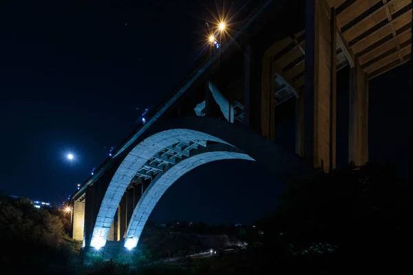 Большой Разданский мост Ереван, Армения. Вид снизу на Киевский мост. Одноарочный мост через реку Раздан в Ереване — стоковое фото