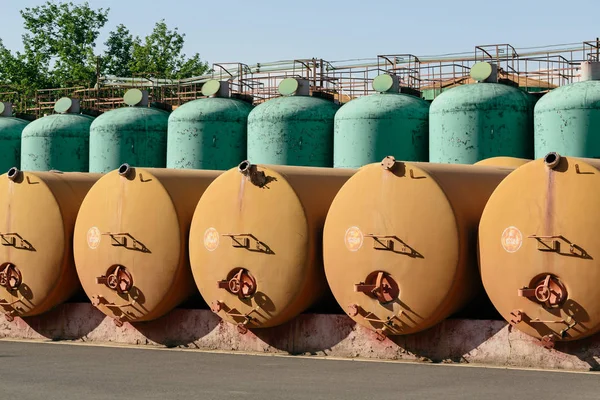 İçki damıtım tankları. sarnıç