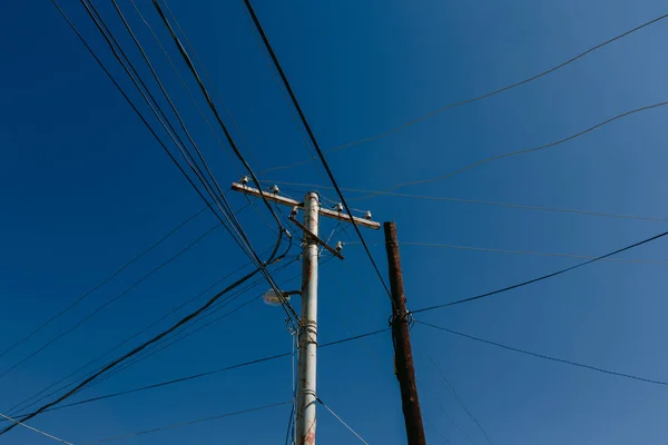 Elektromos vezetékek a pole — Stock Fotó