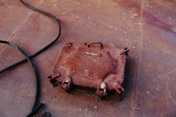 Vieja escotilla oxidada del barco —  Fotos de Stock