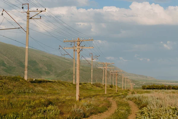Elektrické sloupy v krásném údolí arménština — Stock fotografie