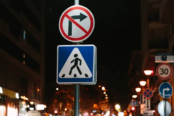 Señales de tráfico en la ciudad por la noche . — Foto de Stock