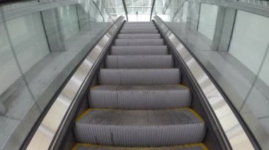 Yürüyen merdivenden kalk.